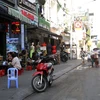 Lấn chiếm vỉa hè buôn bán đường Đỗ Quang Đẩu, Thành phố Hồ Chí Minh. (Ảnh: Hoàng Hải/TTXVN)