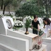 Du khách đến dâng hương tại mộ 10 cô gái thanh niên xung phong Ngã ba Đồng Lộc. (Ảnh: Hoàng Ngà/TTXVN)