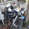 Xe môtô của cảnh sát giao thông bị đâm văng vào vỉa hè. (Ảnh: Nguyễn Văn Việt/TTXVN)