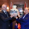 Chủ tịch Quốc hội New Zealand Trevor Mallard tặng quà lưu niệm cho Thủ tướng Nguyễn Xuân Phúc. (Ảnh: Thống Nhất/TTXVN)