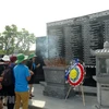 Dâng hương tại Bia tưởng niệm chiến sỹ Gạc Ma ở Khánh Hòa. (Ảnh minh họa: Nguyên Lý/TTXVN)