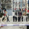 Cảnh sát Bỉ làm nhiệm vụ tại khu vực gần ga tàu điện ngầm Maalbeek ở Brussels sau vụ tấn công ngày 22/3/2016. (Nguồn: AFP/TTXVN)
