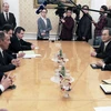 Ông Chung Eui-yong (thứ 2, phải) trong cuộc gặp với Ngoại trưởng nước Nga Sergei Lavrov. (Nguồn: Yonhap/TTXVN)