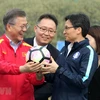Tổng thống Hàn Quốc Moon Jae-in tặng Phó Thủ tướng Vũ Đức Đam quả bóng có chữ ký của ông. (Ảnh: Quốc Khánh/TTXVN)