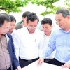 Bí thư Thành ủy Đà Nẵng Trương Quang Nghĩa (phải) kiểm tra dự án trên sơ đồ. (Ảnh: Nguyễn Văn Sơn/TTXVN)