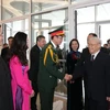 Cán bộ, nhân viên Đại sứ quán Việt Nam và đại diện cộng đồng đón Tổng Bí thư Nguyễn Phú Trọng tại sân bay quân sự Orly ở thủ đô Paris. (Ảnh: Trí Dũng/TTXVN)
