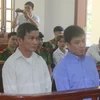 Bị cáo Phan Thế Thượng và Trần Văn Giang tại tòa. (Ảnh: Sỹ Tuyên/TTXVN)