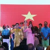 Quốc kỳ Việt Nam hiện trên màn hình trong màn ra mắt của hai sinh viên Việt Nam. (Ảnh: Đỗ Quyên/TTXVN)