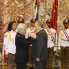 Tổng Bí thư Nguyễn Phú Trọng trao tặng Huân chương Sao Vàng cho Bí thư Thứ nhất Ban chấp hành Trung ương Đảng Cộng sản Cuba , Chủ tịch Hội đồng Nhà nước và Hội đồng Bộ trưởng Cộng hòa Cuba Raul Castro Ruz. (Ảnh: Trí Dũng/TTXVN)