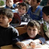 Trẻ em từ Đông Ghouta trong một lớp học tại nhà tạm trú ở ngoại ô thủ đô Damacus, Syria ngày 2/4. (Nguồn: THX/TTXVN)