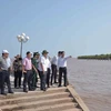 Đoàn công tác của Bộ Giao thông Vận tải khảo sát thực tế khu quy hoạch mở rộng cảng cá tại Bạc Liêu. (Ảnh: Nhật Bình/TTXVN)