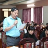 Người lao động mới bị Sở Y tế Lai Châu chấm dứt hợp đồng đặt các câu hỏi và đề đạt những tâm tư nguyện vọng tại buổi đối thoại. (Ảnh: Quý Trung/TTXVN)