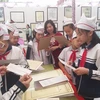 Học sinh huyện Lạc Thủy tham quan triển lãm. (Ảnh: Nhan Sinh/TTXVN)