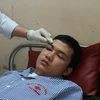 Thực tập sinh Trần Nhật Giáp bị thương ở đầu, rách vùng mắt và trán. (Ảnh: Hoàng Ngà/TTXVN)