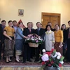 Đại sứ Ngô Đức Mạnh cùng cán bộ đại sứ quán đến chúc Tết cổ truyền của Lào. (Ảnh: Dương Trí/Vietnam+)