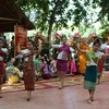 Các cô gái Lào múa điệu Lăm Vông truyền thống. Ảnh: Dương Giang - TTXVN
