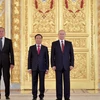 Đại sứ Ngô Đức Mạnh chụp ảnh lưu niệm với Tổng thống Nga Putin. (Nguồn: Vietnam+)