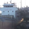 Hiện trường tàu hàng M/V. ROYOL 09 đâm vào cầu Đồng Nai. (Ảnh: Sỹ Tuyên/TTXVN)