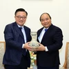 Thủ tướng Nguyễn Xuân Phúc tặng quà lưu niệm cho ông Dongjin Koh, Tổng giám đốc điều hành Công ty Samsung Điện tử Hàn Quốc. (Ảnh: Thống Nhất/TTXVN)
