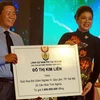 Bà Đỗ Thị Kim Liên (phải), Lãnh sự danh dự Cộng hòa Nam Phi trao các tấm séc tượng số tiền hỗ trợ cho đại diện các địa phương. (Ảnh: Thế Anh/TTXVN)