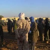 Lực lượng đã tham gia cuộc nổi dậy ly khai của dân tộc thiểu số Tuareg chờ trong một trại quân đội ở Gao trước khi tham gia tuần tra chung với quân đội Mali. (Nguồn: AFP)