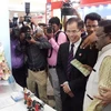 Bộ trưởng Hàng không dân dụng và Du lịch Bangladesh A.K.M. Shajahan Kamal tới tham quan gian hàng Việt Nam. (Nguồn: Đại sứ quán Việt Nam tại Bangladesh)