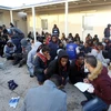 Người di cư tại căn cứ hải quân ở Tripoli, Libya ngày 19/2 sau khi được cứu trên biển. (Nguồn: THX/TTXVN)