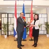 Đại sứ Indonesia bàn giao biểu tượng của Chủ tịch ACTH cho Đại sứ Ngô Thị Hòa. (Nguồn: Đại sứ quán Việt Nam tại Hà Lan)
