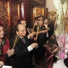 Thủ tướng Nguyễn Xuân Phúc và các đại biểu dâng hương tại Đền Thượng. (Ảnh: Lâm Khánh/TTXVN)
