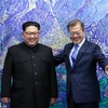 Tổng thống Hàn Quốc Moon Jae-in (phải) và nhà lãnh đạo Triều Tiên Kim Jong-un đứng nói chuyện phía trước bức tranh núi Kumgang trước khi ngồi xuống bàn đàm phán tại Nhà Hòa bình ở làng đình chiến Panmunjom ngày 27/4. (Nguồn: EPA-EFE/TTXVN)