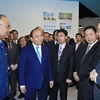Thủ tướng Nguyễn Xuân Phúc thăm Trường Quản lý Singapore. (Ảnh: Thống Nhất/TTXVN)