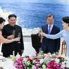 Nhà lãnh đạo Triều Tiên Kim Jong-un (thứ 2, trái) cùng phu nhân Ri Sol Ju, Tổng thống Hàn Quốc Moon Jae-in (thứ 2, phải) cùng phu nhân Kim Jung-sook (thứ nhất, phải) dự tiệc mừng tại làng đình chiến Panmunjom ngày 27/4. (Nguồn: Yonhap/TTXVN)
