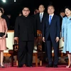 Nhà lãnh đạo Triều Tiên Kim Jong-un (thứ 2, trái) cùng phu nhân Ri Sol Ju (trái), Tổng thống Hàn Quốc Moon Jae-in (thứ 2, phải) cùng phu nhân Kim Jung-sook (phải) dự lễ bế mạc hội nghị tại làng đình chiến Panmunjom tối 27/4. (Nguồn: Yonhap/TTXVN)