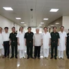 Tổng Bí thư Nguyễn Phú Trọng và các đại biểu với các lãnh đạo Bệnh viện Trung ương Quân đội 108. (Ảnh: Trí Dũng/TTXVN)