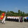 Đoàn đại biểu đến viếng và dâng hương tại Nghĩa trang liệt sỹ Thành phố Hồ Chí Minh. (Ảnh: Thế Anh/TTXVN)