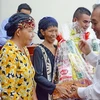 Phó Thủ tướng thường trực Chính phủ Trương Hòa Bình trao quà cho đại diện các hộ đồng bào dân tộc Chăm có hoàn cảnh trên địa bàn Thành phố Hồ Chí Minh. (Ảnh: Thế Anh/TTXVN)