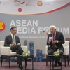 Cựu Bộ trưởng Ngoại giao Indonesia Marty Natalegawa (trái) tại buổi đối thoại. (Ảnh: NA/Vietnam+)