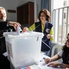 Cử tri bỏ phiếu trong cuộc bầu cử Quốc hội tại một điểm bầu cử ở Mina, Tripoli ngày 6/5. (Nguồn: AFP/TTXVN)