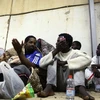 Người di cư tại căn cứ hải quân ở Tripoli, Libya sau khi được cứu trên biển hồi tháng Ba. (Nguồn: THX/TTXVN)