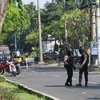 Cảnh sát gác tại hiện trường vụ nổ bom ở Surabaya, Đông Java, Indonesia ngày 13/5. (Nguồn: THX/TTXVN)