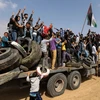 Người dân Palestine tham gia biểu tình ở phía Đông Dải Gaza ngày 27/4. (Nguồn: AFP/TTXVN)