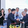 Phó Tổng Giám đốc Petrolimex Vương Thái Dũng và Giám đốc điều hành JCCP Eiji Hiraoka ký thỏa thuận hợp tác. (Nguồn: Petrolimex)