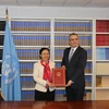 Đại sứ Nguyễn Phương Nga trao thư phê chuẩn Hiệp định cấm Vũ khí hạt nhân cho đại diện Ban thư ký Liên hợp quốc. (Ảnh: Nguyễn Hữu Hoàng/TTXVN)