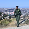 Nhân viên Hải quan và Biên phòng Mỹ tuần tra tại khu vực biên giới Mỹ-Mexico ở San Diego, California ngày 17/4. (Nguồn: AFP/TTXVN)