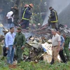 Chủ tịch Cuba Miguel Diaz-Canel (thứ 2, phải, phía trước) thị sát tình hình tại hiện trường máy bay rơi và chỉ đạo công tác cứu nạn. (Nguồn: TTXVN)