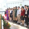 Đại sứ Việt Nam tại Singapore Tào Thị Thanh Hương, các cán bộ nhân viên Đại sứ quán và đại diện cộng đồng người Việt Nam tại Singapore tại lễ dâng hoa. (Ảnh: Xuân Vịnh/TTXVN)