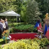 Chính quyền thành phố Montreuil và bạn bè Pháp đặt hoa tưởng niệm dưới chân tượng Chủ tịch Hồ Chí Minh trong công viên Montreau. (Ảnh: Linh Hương/TTXVN)