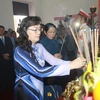 Bà Nguyễn Thị Quyết Tâm dâng hương tưởng niệm Chủ tịch Hồ Chí Minh. (Ảnh: Thanh Vũ/TTXVN)