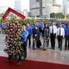 Lãnh đạo Thành phố Hồ Chí Minh và các đại biểu dâng hoa báo công Bác. (Ảnh: Hoàng Hải/TTXVN)