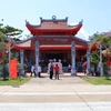 Các đại biểu thăm nhà tưởng niệm Bác Hồ tại đảo Trường Sa lớn. (Ảnh: Hữu Chiến/Vietnam+)